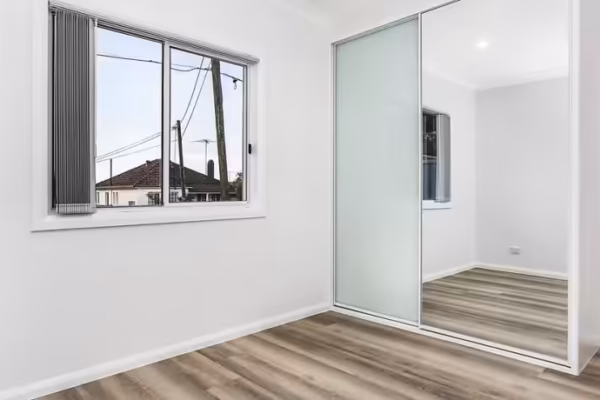granny-flat-blue-gum-design-timber-laminate-floor-bedroom-mirror-wardrobe-built-in
