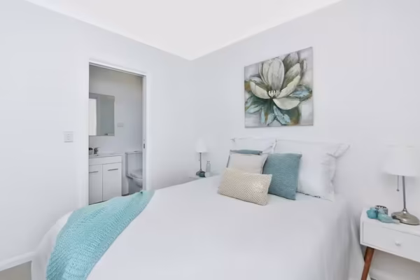 granny-flat-blue-gum-sydney-ensuite-cavity-door-tiles-to-ceiling-vanity