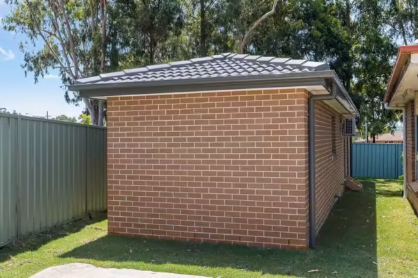 granny-flat-bluegum-brick-veneer-pgh-boral-bristile-roof-tiles-monument-side-by-side-design