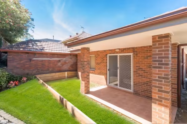 granny-flat-sydney-blue-gum-backyard-patio-design-brick-columns-veneer-boral-pgh-landscape