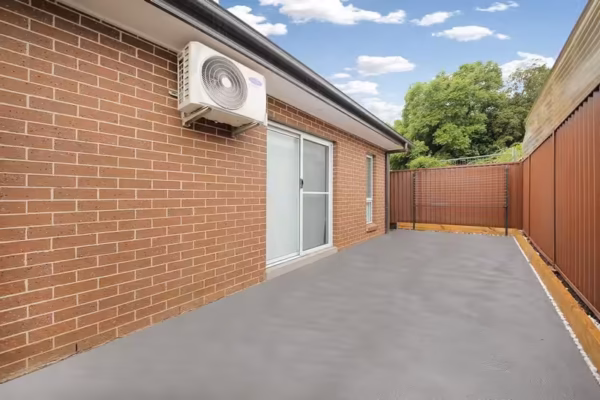 granny-flat-sydney-patio-design-wall-AC-compressor-brick-veneer-boral-pgh-colorbond-fence-clothesline-concrete-driveway